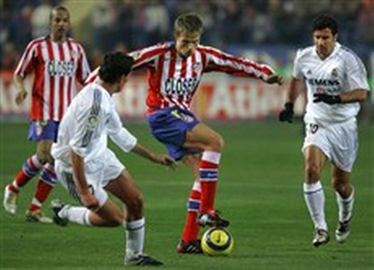 Både før, under og efter debutkampen for Atletico Madrid var Jesper Grønkjær i fokus, men danskeren kunne ikke forhindre stjernerne fra Real Madrid i at vinde med 3-0. - Foto: AP 