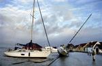 Lystsejleren  Hulda  blev løftet fra havnen op på kajen, da vandet steg 2,26 meter over daglig vande i Løgstør. Søndag lå hun der stadigvæk.   Foto: Rasmus Baaner 
