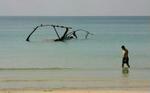 En britisk turist på stranden i Phuket i Thailand, som for 15 dage siden blev ramt af den massive flodbølge. - Foto: AP 
