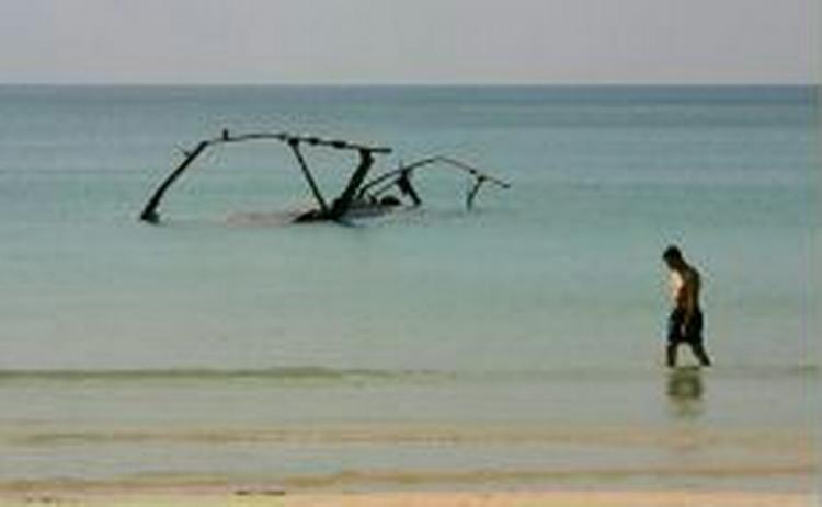 En britisk turist på stranden i Phuket i Thailand, som for 15 dage siden blev ramt af den massive flodbølge. - Foto: AP 