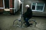En mand cykler igennem gader i Løgstør lørdag eftermiddag. - Foto: Rasmus Baaner 