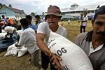 Hundredevis af militante muslimer deltager i hjælpearbejdet i Aceh-provinsen. - Foto: AP 
