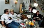 Ægtepar på kontanthjælp - som familien Andersen - mister efter seks måneder 531 kroner hver om måneden, og der er lagt loft over, hvad kontanthjælpsmodtagere kan få af tilskud til bolig, tandpleje, briller og s&amp;amp;ar 