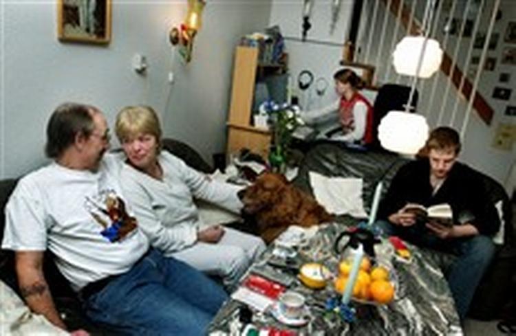 Ægtepar på kontanthjælp - som familien Andersen - mister efter seks måneder 531 kroner hver om måneden, og der er lagt loft over, hvad kontanthjælpsmodtagere kan få af tilskud til bolig, tandpleje, briller og s&amp;amp;ar 