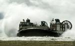 En amerikansk militærbåd lægger til land i byen Meulaboh på Indonesiens vestkyst. - Foto: AP 