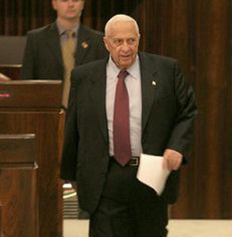 En tilfreds Sharon efter afstemningen i Knesset. - Foto: AP 