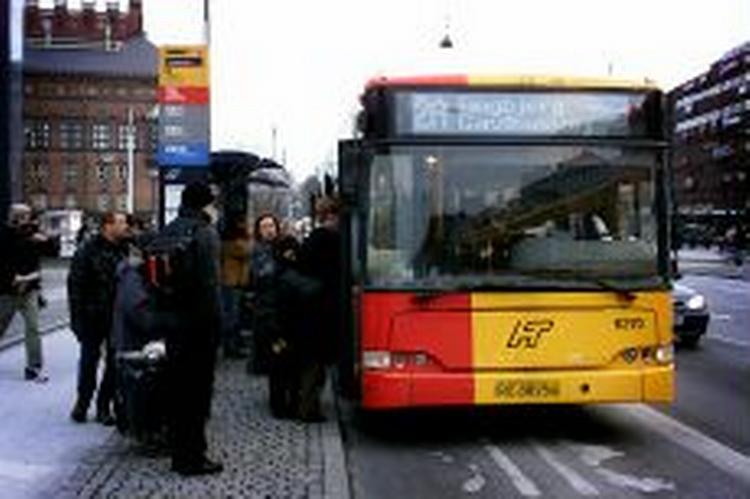 Busserne valgte at indstille kørslen under stormen lørdag aften. Nu tilbyder forsvaret at hjælpe til med at evakuere folk under en lignende situation. - Arkivfoto: Jens Dresling 