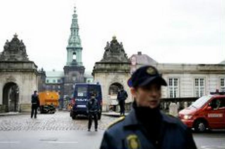 Området omkring Christiansborg var afspærret i flere timer mandag. - Foto: Thomas Borberg 