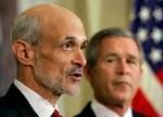 Chertoff taler til pressen, kort efter at Bush har præsenteret ham som ny minister. - Foto: AP 