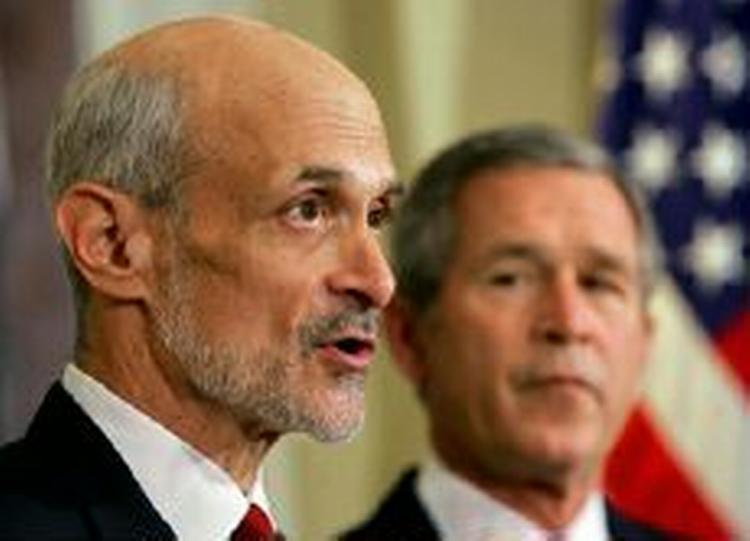 Chertoff taler til pressen, kort efter at Bush har præsenteret ham som ny minister. - Foto: AP 