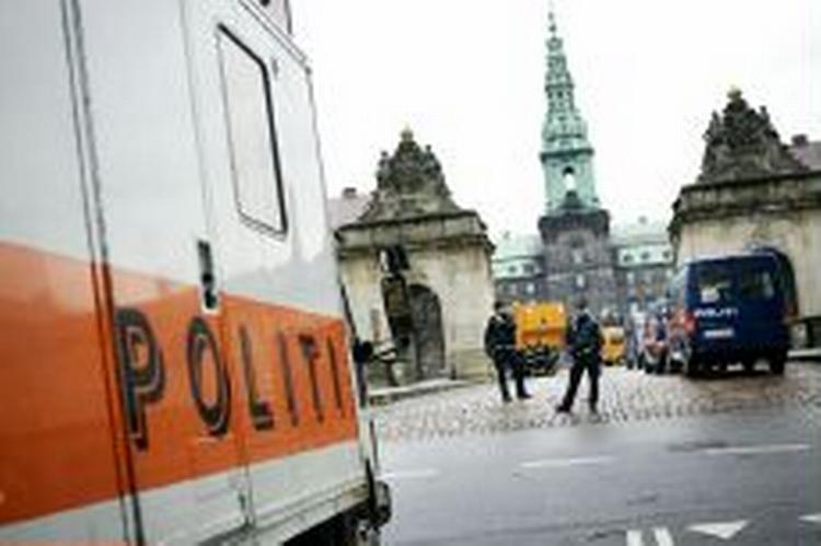 Seks ansatte på Christiansborg skulle gennem en grundig rensning af frygt for, at pulveret var miltbrand-spirer. - Foto: Thomas Borberg 