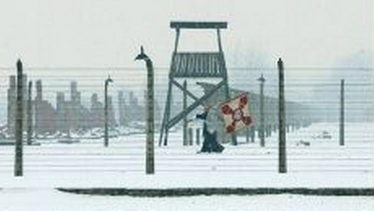 Også sidste år vendte tidligere fanger tilbage til Auschwitz. I år får de følgeskab af politikere og kongelige. - Foto: AP 