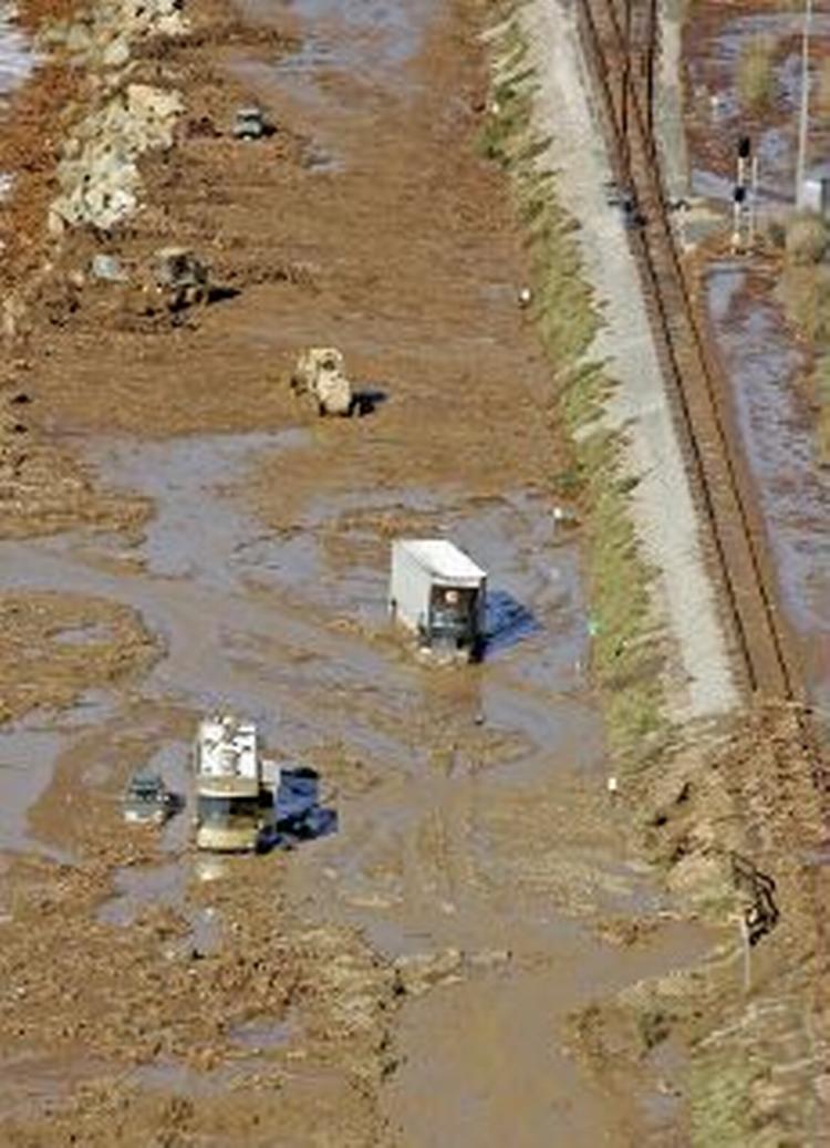 Mudderbølgen har ramt La Conchita efter ugers regn og storm. - Foto: AP 