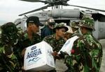 Amerikanske og indonesiske soldater laster nødhjælpsforsyninger på en amerikansk helikopter i Banda Aceh lufthavn. - Foto: APA! 