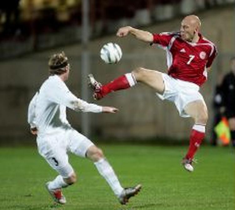 Gravesen i aktion for landsholdet. - Arkivfoto: Lars Poulsen 
