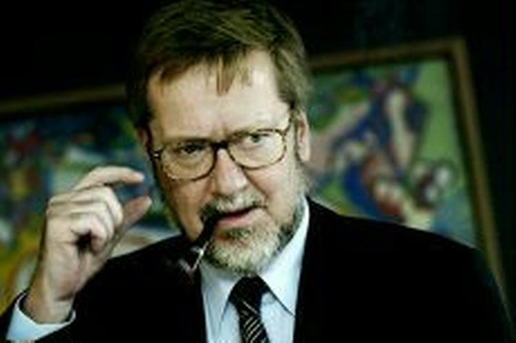 Blandt andre udenrigsminister Per Stig Møller (K) risikerer at skule stikke piben ind, når han er i Folketinget, og istedet nøjes med - som på billedet - at ryge i sit ministerium. - Arkivfoto: Thomas Borberg 