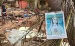 Et billede af Jomfru Maria hænger på et træ midt i ruinerne efter flodbølgen i Sri Lanka. - Foto: AP 