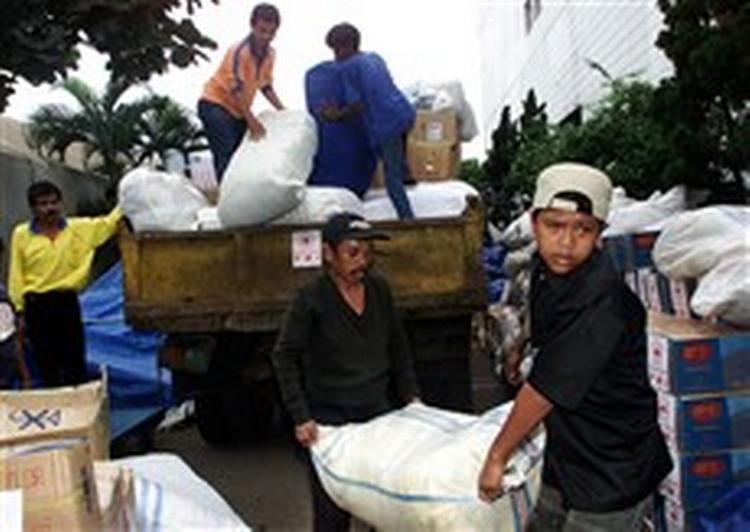 Frivillige nødhjælpsarbejdere laster og fordeler madvarer i Banda Aceh, Indonesien. - Foto: AP 