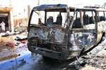 Vraget efter en udbrændt politibus i Bagdad vidner om den øgede uro i landet. - Foto: AP 
