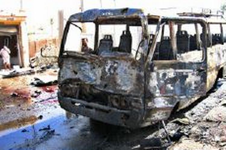 Vraget efter en udbrændt politibus i Bagdad vidner om den øgede uro i landet. - Foto: AP 
