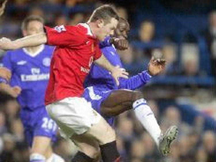 Uniteds Wayne Rooney i nærkamp med Chelseas Claude Makelele. - Foto: AP 