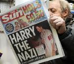 Ny ballade i det engelske kongehus. Prins Harry gik til fødselsdag udklædt som nazist. - Foto: AP 