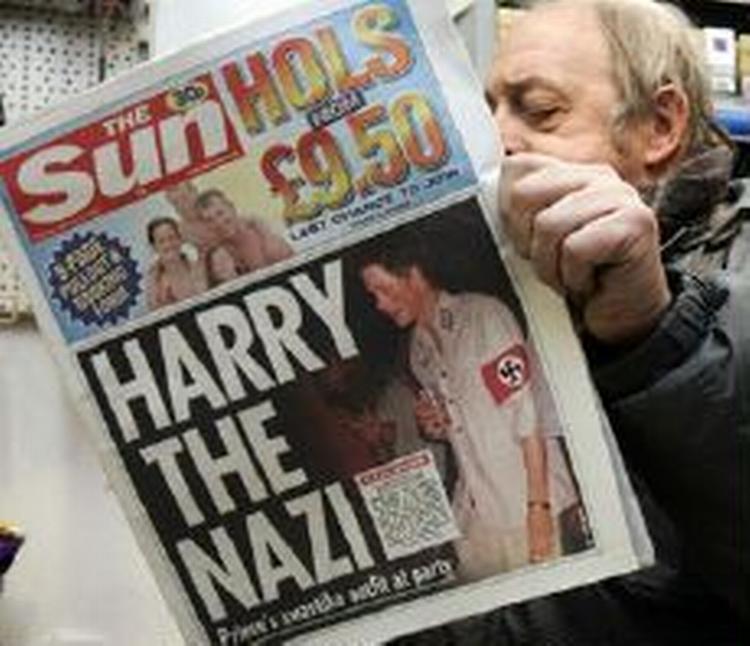 Ny ballade i det engelske kongehus. Prins Harry gik til fødselsdag udklædt som nazist. - Foto: AP 