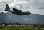Et amerikansk militærfly er ved at lande i Banda Aceh. Men udgangen af marts måned skal alt udenlandsk militær være ude af provinsen kræver de indonesisike myndigheder. - Foto: AP 