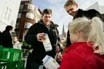 I århus er der ingen grund til at gå i supermarkedet efter mælk. Mælkebønderne deler den gratis ud på gaden. - Foto: Thomas Borberg 