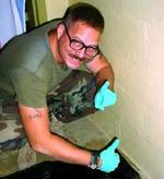 Sergent Charles Graner på et af de omstridte fotografier fra Abu Ghraib-fængslet. - Arkivfoto: AP 