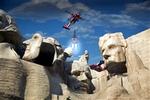 Verdenspolitiet i 'Team America' holder til bag de legendariske præsidentportrætter på Mount Rushmore. - PR-foto 