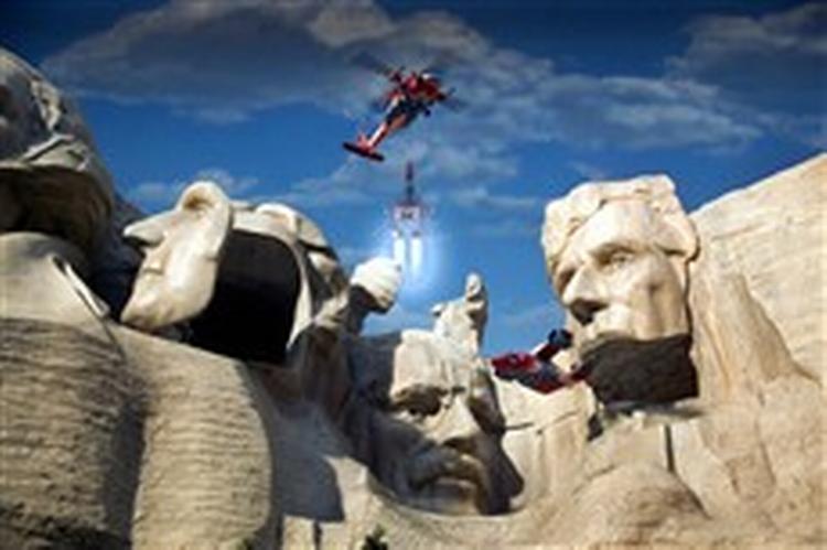 Verdenspolitiet i 'Team America' holder til bag de legendariske præsidentportrætter på Mount Rushmore. - PR-foto 