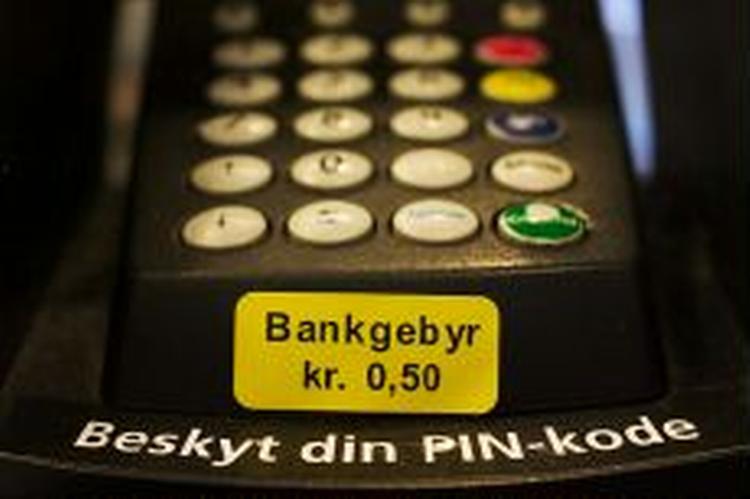 Allerede inden danskerne er begyndt at sende 50 øre afsted til bankerne, hver gang de bruger dankortet, kan analytikerne melde om rekordindtjening. - Foto: Klaus Holsting 