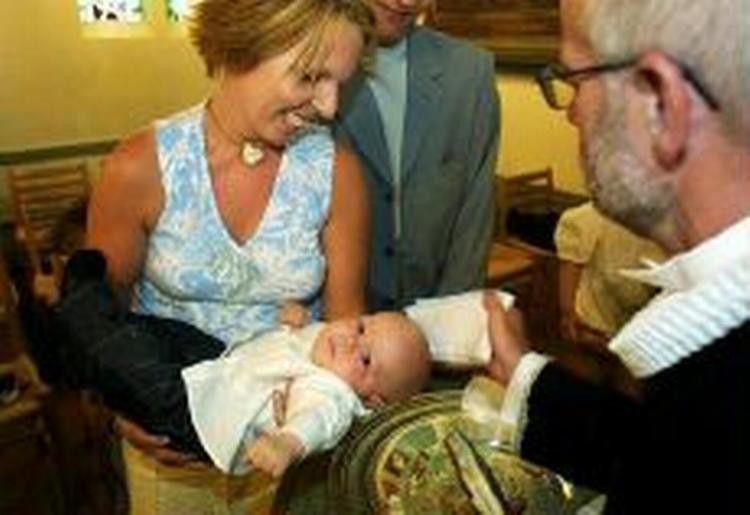 Ved døbefonten er det Mathias og Emma, der er mest populære. - Foto: Ricky John Molloy 