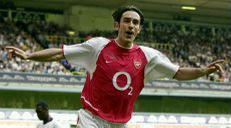 Robert Pires må til lommerne til gavn for ofrene efter flodbølgen. - Foto: AP 