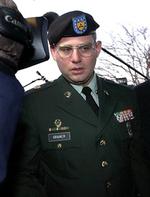Charles Graner, her på vej til krigsretten, har afsluttet sit forsvar og afventer nu sin dom. Han mistænkes for at være hovedmanden bag torturskandalen i Irak.   Foto: LM Otero, AP 