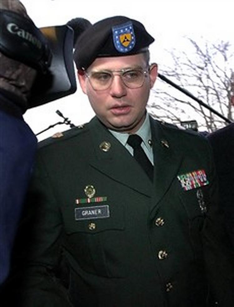 Charles Graner, her på vej til krigsretten, har afsluttet sit forsvar og afventer nu sin dom. Han mistænkes for at være hovedmanden bag torturskandalen i Irak.   Foto: LM Otero, AP 