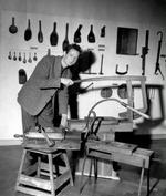 MUSEUMSMANDEN. Peter Seeberg i 1957, samme år som han udgav  Fugls føde . Men hvad er det for et redskab, han viser frem? Skriv til vor postboks!   Foto: Ukendt fotograf 