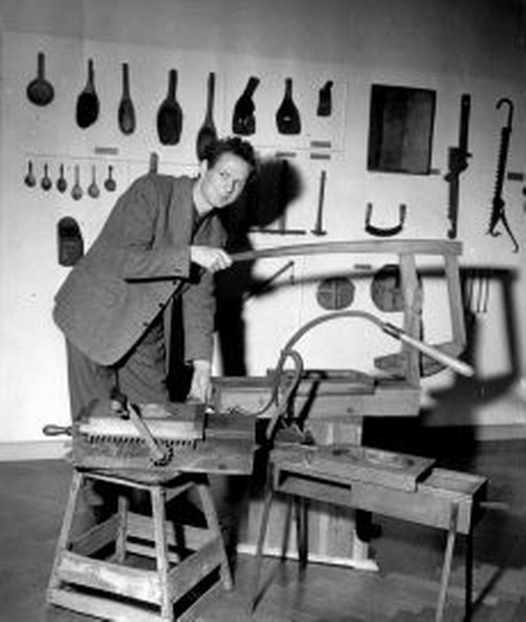 MUSEUMSMANDEN. Peter Seeberg i 1957, samme år som han udgav  Fugls føde . Men hvad er det for et redskab, han viser frem? Skriv til vor postboks!   Foto: Ukendt fotograf 