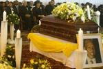 Mandela og hustruen Graca Mache og andre familiemedlemmer ved sønnens begravelse i dag i Cape Town. - Foto: AP 