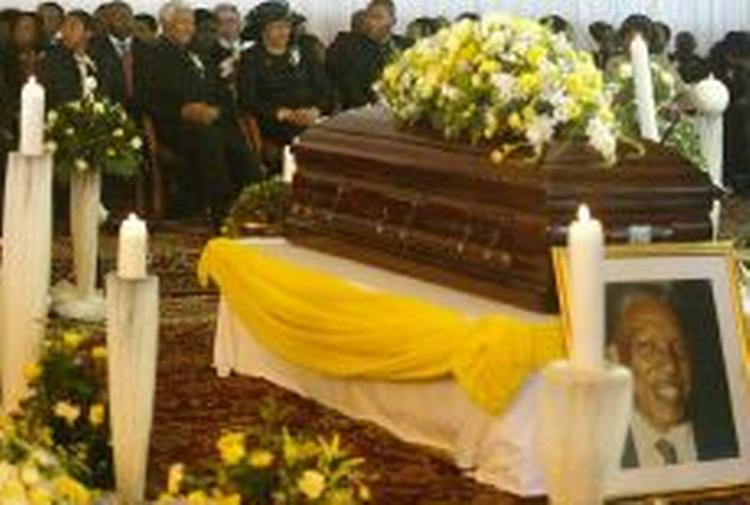 Mandela og hustruen Graca Mache og andre familiemedlemmer ved sønnens begravelse i dag i Cape Town. - Foto: AP 