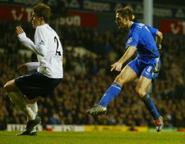 Frank Lampard fyrer af og bringer Chelsea på 2-0 på White Hart Lane i London. - Foto: AP 