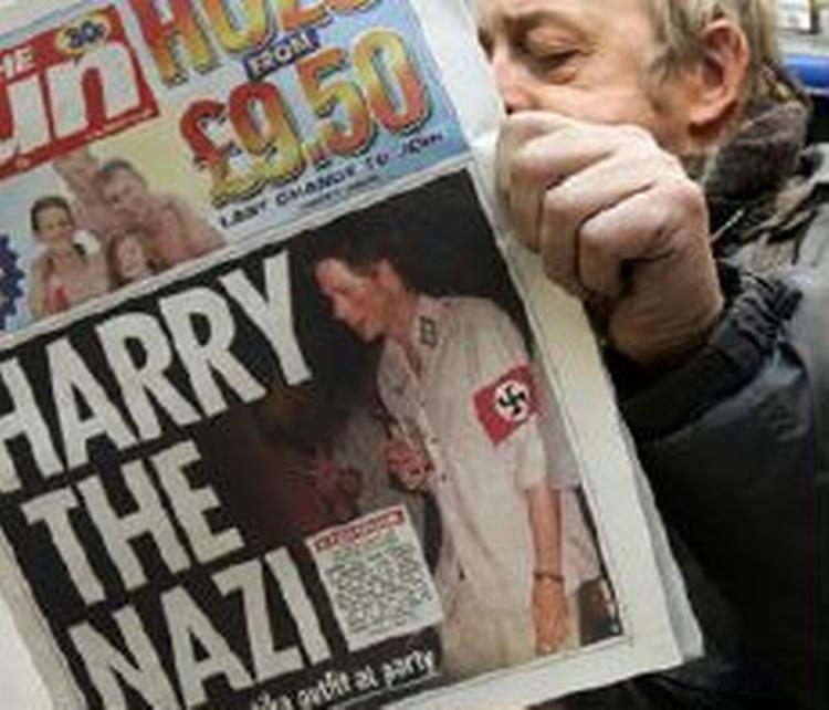 Tre af fire briter tager afstand fra prins Harrys nazi-kostume. - Foto: AP 