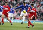 Evertons Kilbane tæmmer bolden omgivet af Middlesbroughs Doriva og hollænderen Reiziger. - Foto: AP 