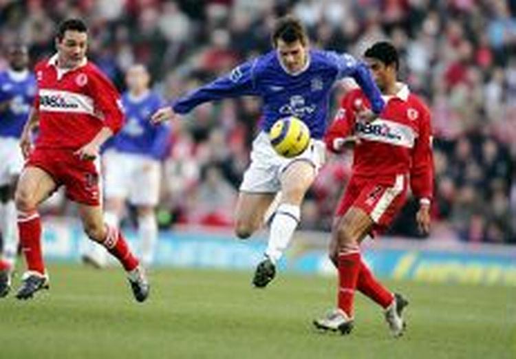 Evertons Kilbane tæmmer bolden omgivet af Middlesbroughs Doriva og hollænderen Reiziger. - Foto: AP 