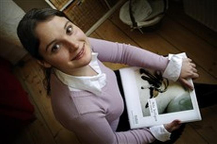 Anne Gudme troede egentlig, at de glade kunder i reklamerne var betalte modeller. Indtil hun selv ufrivilligt blev én af dem i en række annoncer for Danbolig.   Foto: Morten Langkilde 