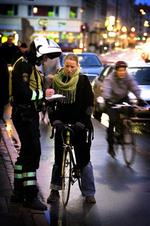 Lovløse cyklister skal betale 500 kr. for hver forseelse, politiet opdager. Camilla Rasmussen havde kun glemt lyset, så hun kunne nøjes med en enkelt optegnelse, da Københavns Politi holdt cykelrazzia på Vesterbro.   Foto: 