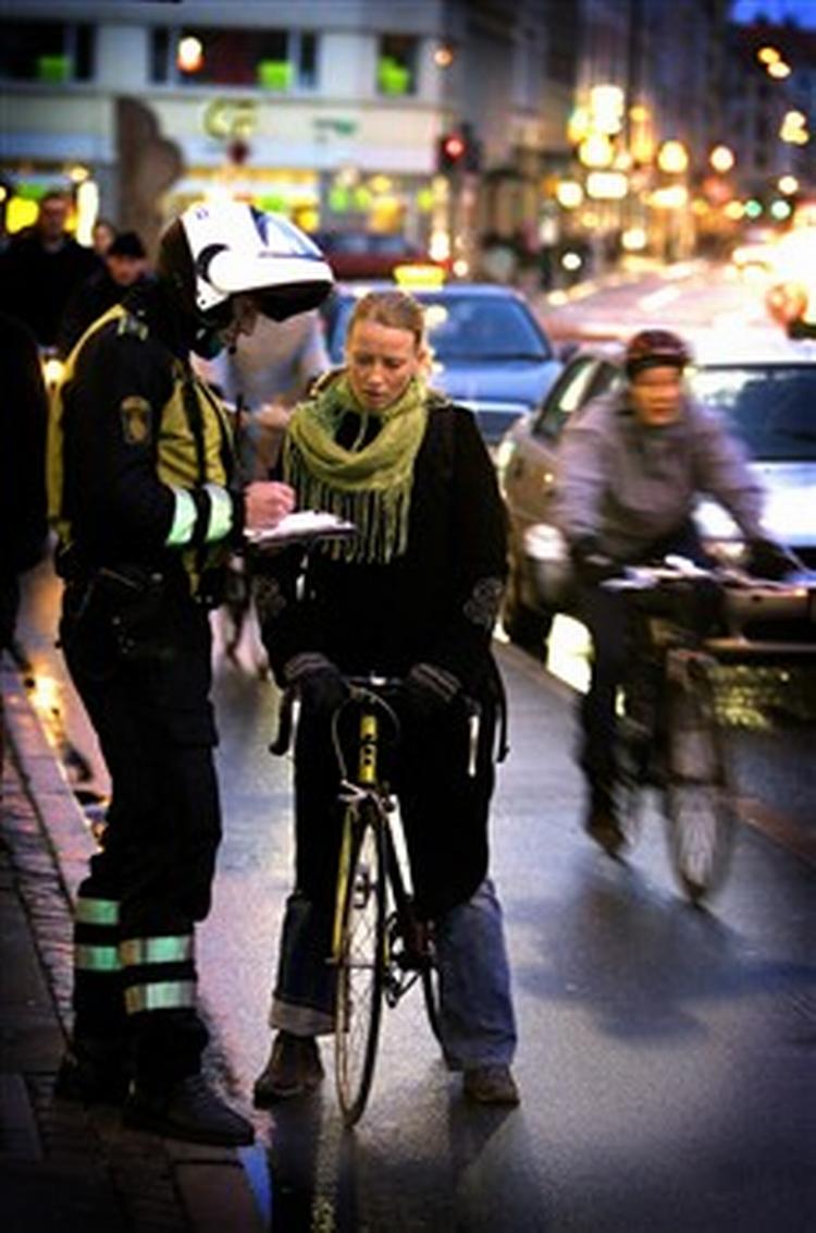 Lovløse cyklister skal betale 500 kr. for hver forseelse, politiet opdager. Camilla Rasmussen havde kun glemt lyset, så hun kunne nøjes med en enkelt optegnelse, da Københavns Politi holdt cykelrazzia på Vesterbro.   Foto: 
