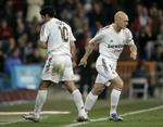 Gravesen løber ind til sin første halve halvleg i Real Madrid-trøjen som afløser for Luis Figo. - Foto: AP 