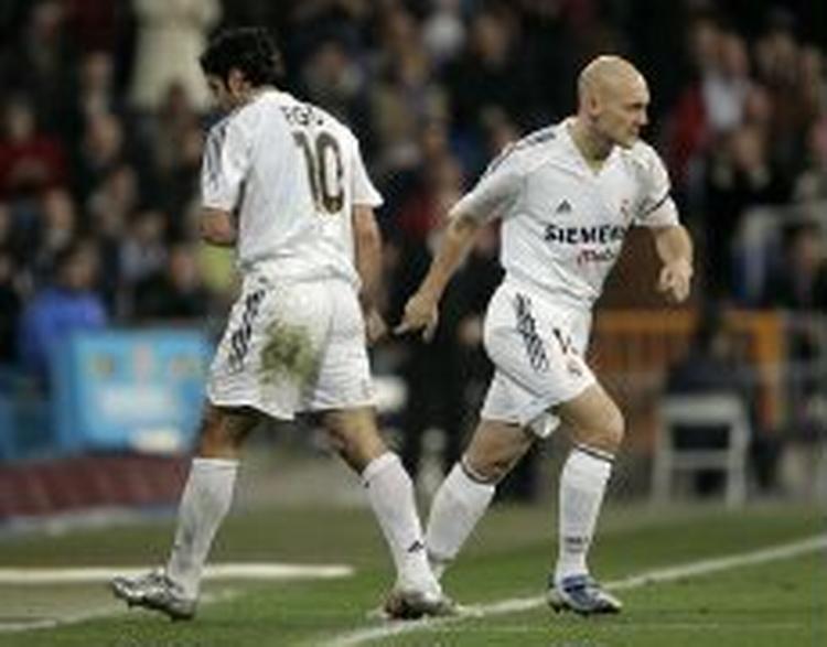 Efter 18 minutter af anden halvleg fik Thomas Gravesen sin debut i Real Madrid. - Foto: AP 
